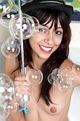 Hot sexy amateur posing her wet body in the bathtub with water flowing through her juicebox
