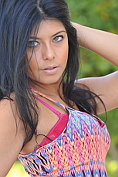 Cara de la Hoyde takes off her dress and her bra in the garden